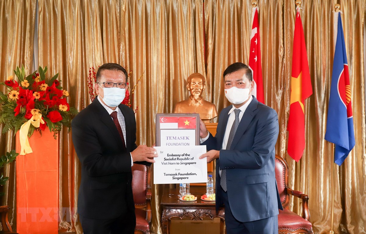 La Fondation Temasek Singapour fait don au Vietnam de respirateurs et d équipements de protection